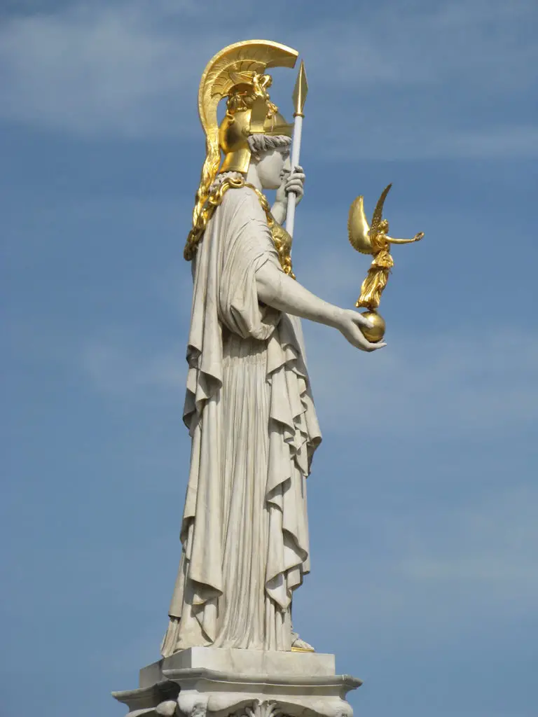 Atenea la diosa griega de la sabiduría, la estrategia y la guerra justa